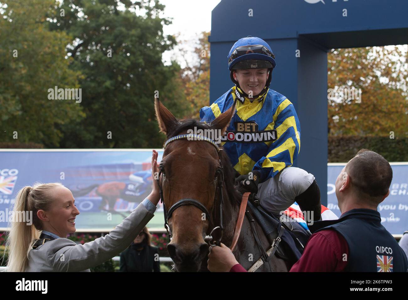 Ascot, Berkshire, Regno Unito. 15th ottobre 2022. Horse Trueshan guidato dal jockey Hollie Doyle vince la QIPCO British Champions Long Distance Cup (Classe 1) (Gruppo 2) (British Champions Series) al QIPCO British Champions Day all'ippodromo di Ascot battendo il cavallo Coltrane guidato dal jockey David Probert. Partnership con il proprietario Singula. Allenatore Alan King, Barbury Castle. Allevatore Didier Blot2, Sponsor Goodwin Racing Ltd. Credit: Maureen McLean/Alamy Live News Foto Stock