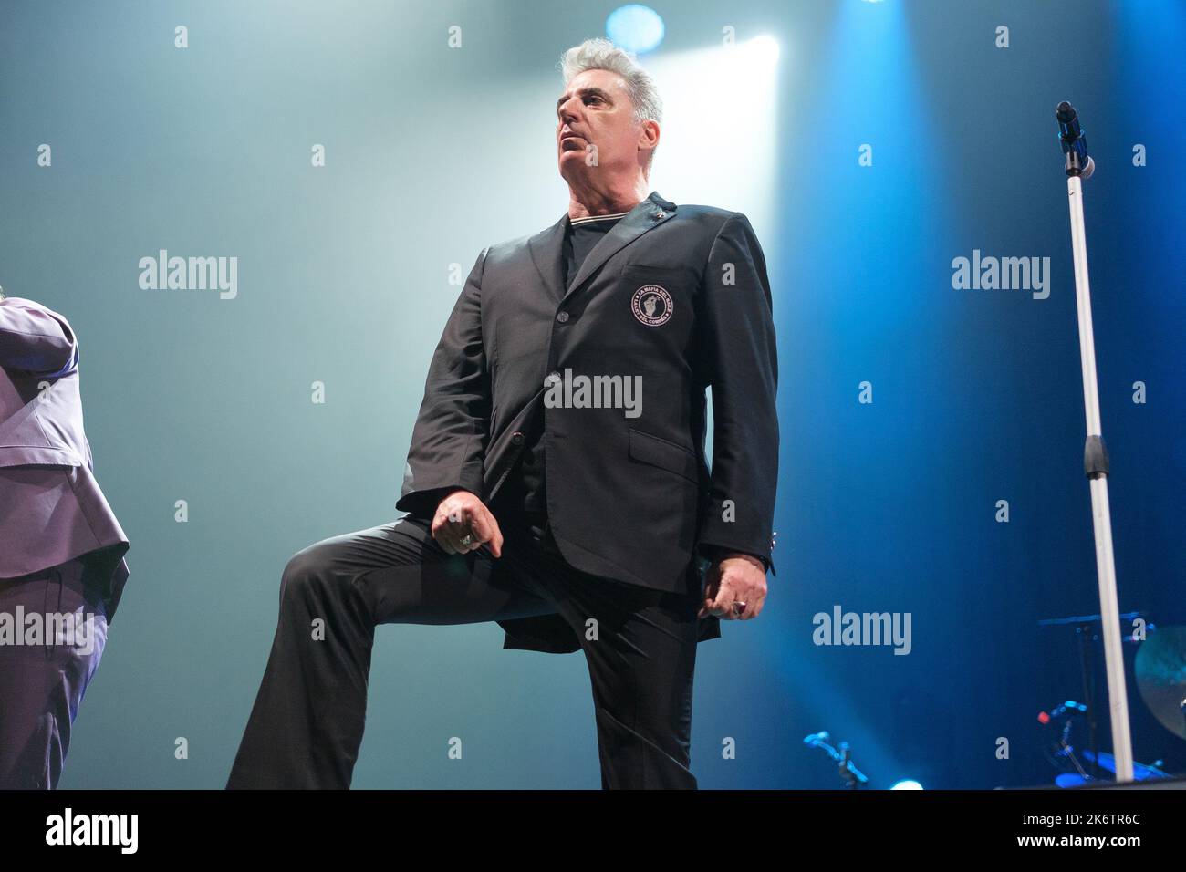 Madrid, Spagna. 15th Ott 2022. La cantante José Maria Sanz Beltran, professionalmente conosciuta come Loquillo, si esibisce durante un concerto di musica, Fira El Rey 2022, presso il Wizink Center di Madrid. (Foto di Atilano Garcia/SOPA Images/Sipa USA) Credit: Sipa USA/Alamy Live News Credit: Sipa USA/Alamy Live News Foto Stock