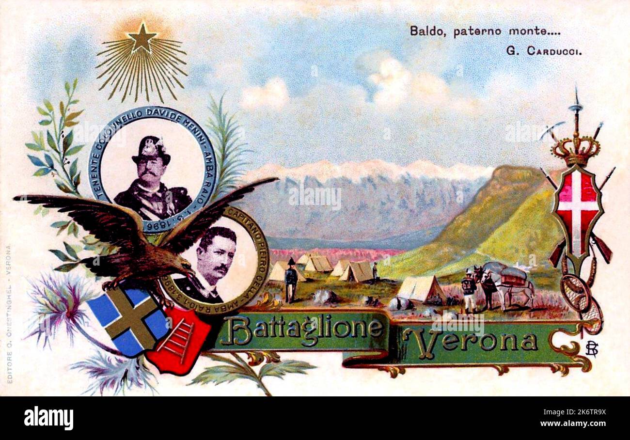 1900 ca , ITALIA : Una cartolina con i militari ALPINI italiani del BATTAGLIONE VERONA . Sullo sfondo il Monte Baldo (vicino Verona) e davanti i ritratti di due capitani morti nella battaglia del Monte AMBA RAIO ( durante la Battaglia di Adua - ABISSINIA - ETIOPIA ) in Etiopia , Africa : Capitano PIETRO CELLA e Colonnello DAVIDE MENINI . Illustrazione di Unknown . - ALPINO - ALPINO - Cartolina posta - PRIMA GUERRA Mondiale - prima Guerra MONDIALE - Grande Guerra - prima Guerra Mondiale - miliari soldati italiani - STORIA - FOTO STORICHE - PROPAGANDA - ILLUSTRAZIONE - ILLUSTRAZIONE - Monte Rajo - Foto Stock