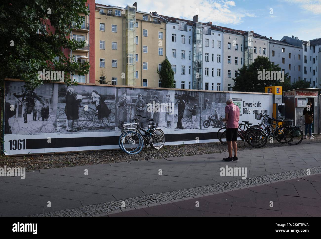 Germania, Berlino, 15. 08. 2021, grandi foto della costruzione del Muro in Bernauer Strasse, edifici posteriori, stand fotografico Foto Stock