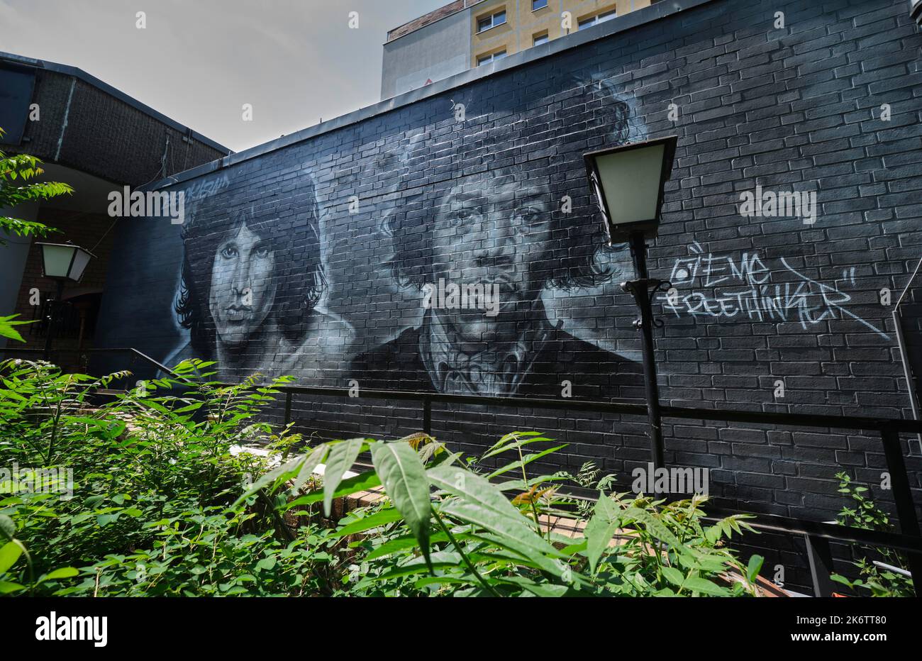 Germania, Berlino, 10. 06. 2021, graffiti di EME Freethinker, ritratti di Jim Morrison, Jimi Hendrix, muro di Blackland, rock and metal pub Foto Stock