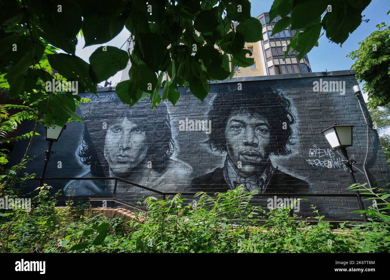 Germania, Berlino, 10. 06. 2021, graffiti di EME Freethinker, ritratti di Jim Morrison, Jimi Hendrix, muro di Blackland, rock and metal pub Foto Stock