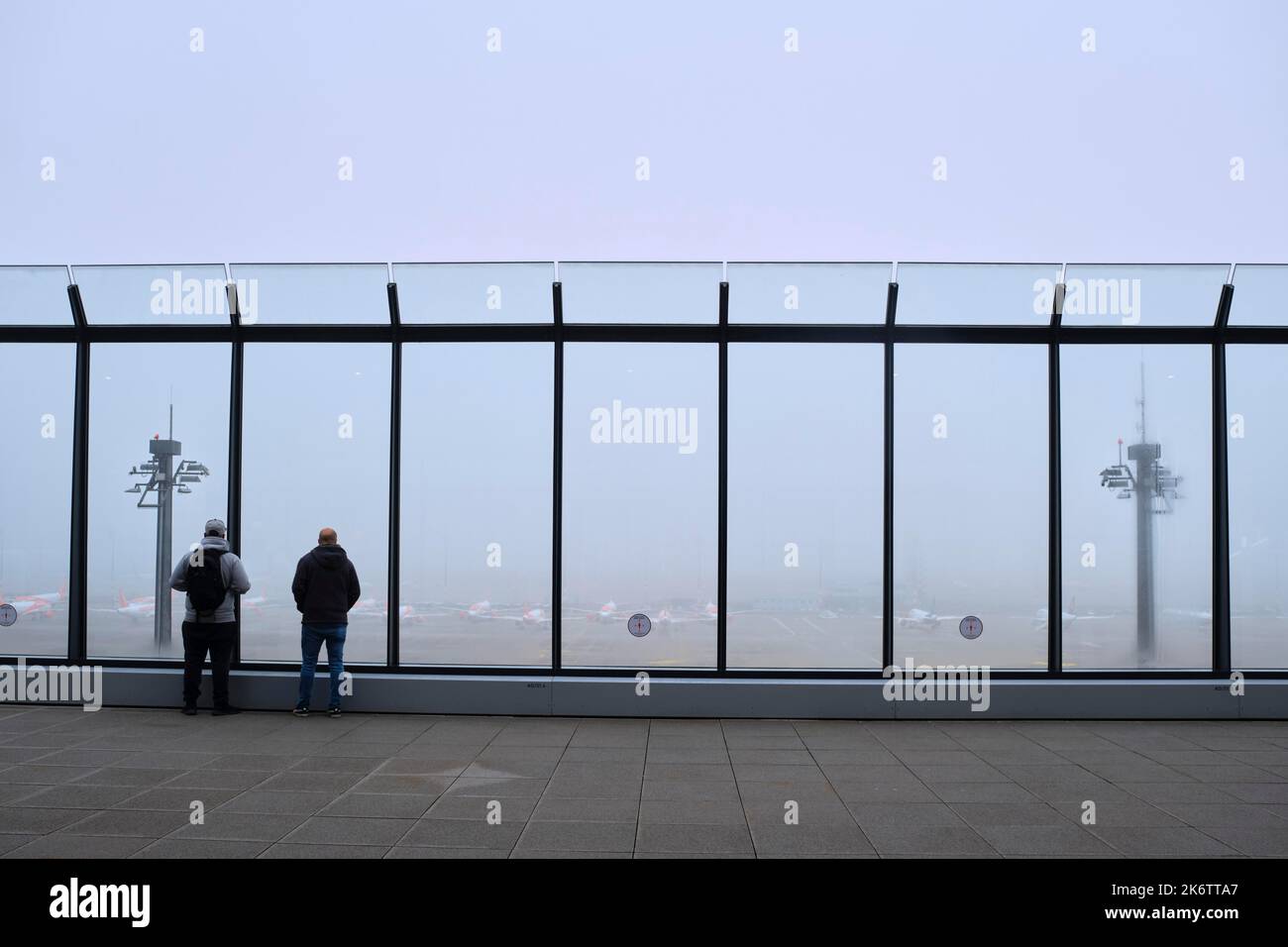 Germania, Berlino, 25. 11. 2020, BER, terrazza per visitatori, Terminal 1, persone, velivolo, nebbia Foto Stock