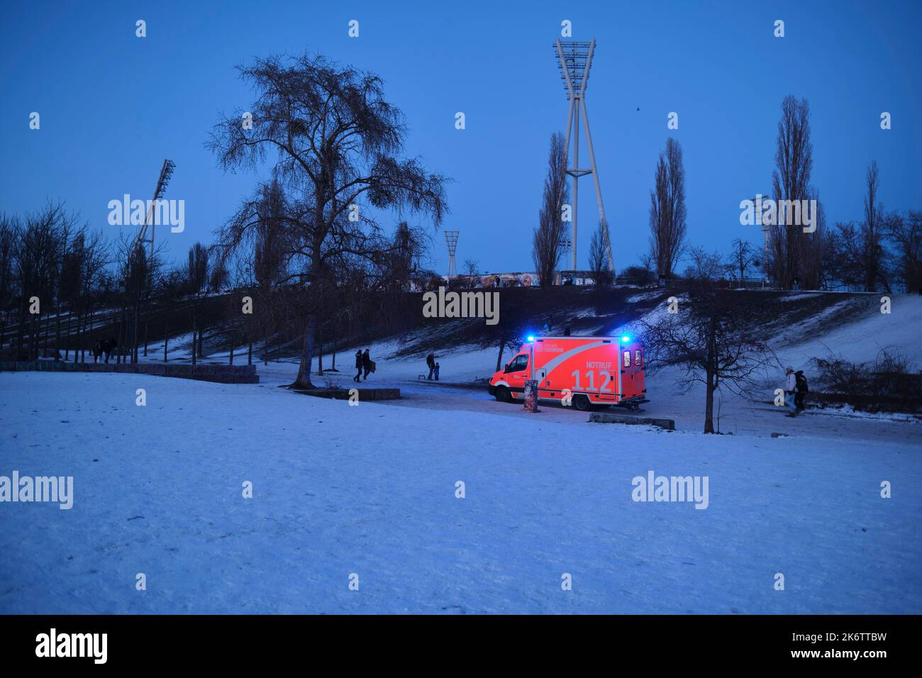 Germania, Berlino, 14. 02. 2021, umore serale a Mauerpark, paesaggio invernale, ambulanza, sullo sfondo del Rodelberg, alberi di luce del Foto Stock