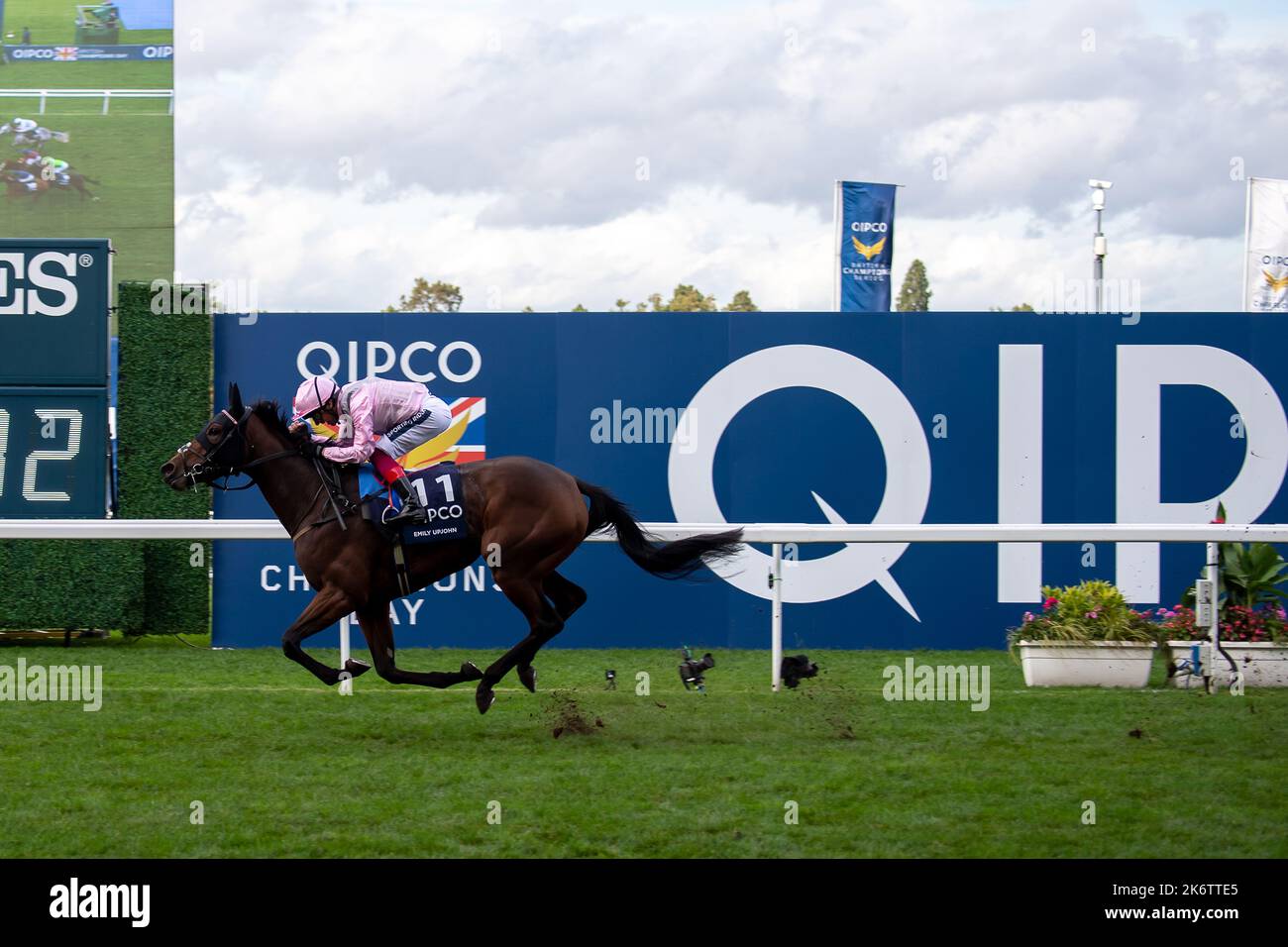 Ascot, Berkshire, Regno Unito. 15th ottobre 2022. Il cavallo Emily Upjohn guidato dal jockey Frankie Dettori vince il QIPCO British Champions Filles e Mares Stakes (Classe 1) (Gruppo 1) (British Champions Series). Proprietario Lord Andrew Lloyd Webber. L'allenatore John e Thany Gosden, Newmarket. Allevatore Lordship Stud e Sunderland Holding INC2. Credit: Maureen McLean/Alamy Live News Foto Stock