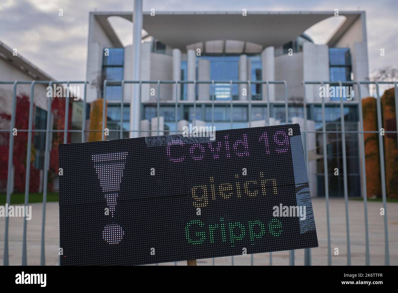 Germania, Berlino, 03. 11. 2020, Corona nega davanti alla Cancelleria federale, Stop, Covid-19 influenza uguale Foto Stock