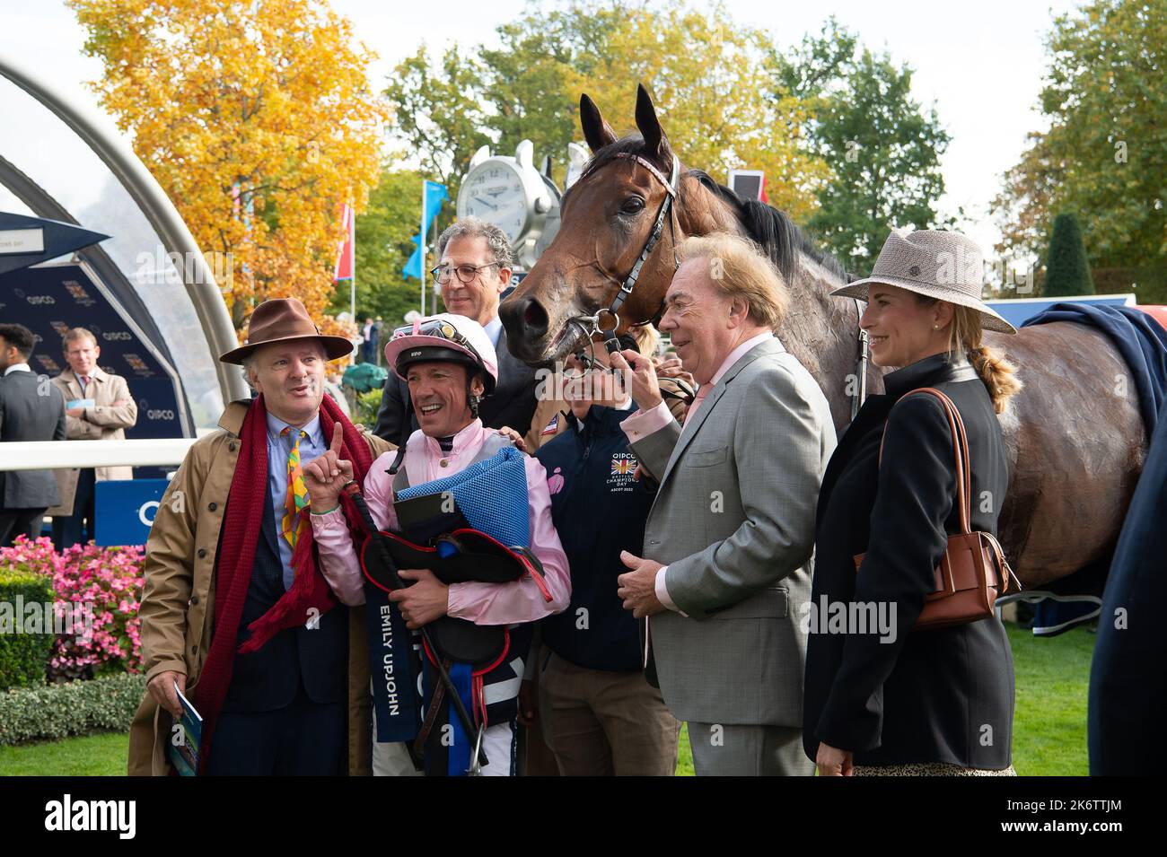 Ascot, Berkshire, Regno Unito. 15th ottobre 2022. Il cavallo Emily Upjohn guidato dal jockey Frankie Dettori vince il QIPCO British Champions Filles e Mares Stakes (Classe 1) (Gruppo 1) (British Champions Series). Proprietario Lord Andrew Lloyd Webber. L'allenatore John e Thany Gosden, Newmarket. Allevatore Lordship Stud e Sunderland Holding INC2. Credit: Maureen McLean/Alamy Live News Foto Stock