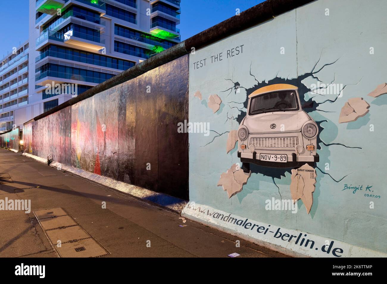 Murale sul resto del muro di Berlino con il test di stress cardiaco (Test the rest), Trabi durchbricht Mauer, artista Birgit Kinder, East Side Gallery Foto Stock