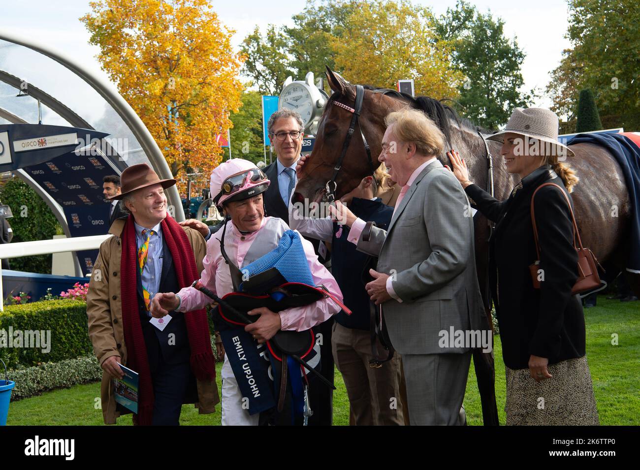 Ascot, Berkshire, Regno Unito. 15th ottobre 2022. Il cavallo Emily Upjohn guidato dal jockey Frankie Dettori vince il QIPCO British Champions Filles e Mares Stakes (Classe 1) (Gruppo 1) (British Champions Series). Proprietario Lord Andrew Lloyd Webber. L'allenatore John e Thany Gosden, Newmarket. Allevatore Lordship Stud e Sunderland Holding INC2. Credit: Maureen McLean/Alamy Live News Foto Stock