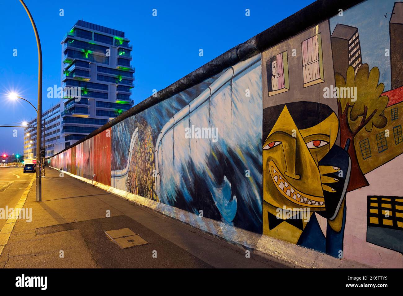 East Side Gallery al mattino presto, murale dell'artista Jim Avignon e degli amici e Kani Alavi, Muro di Berlino, Berlino, Germania Foto Stock
