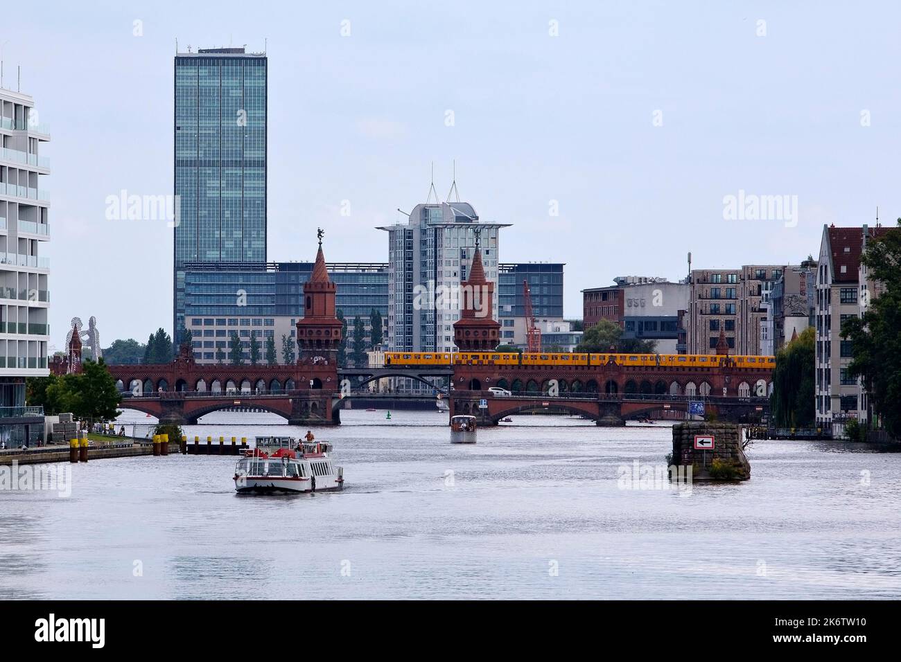 Spree con il ponte Oberbaum e Treptowers alto-edificio, Berlino, Germania Foto Stock