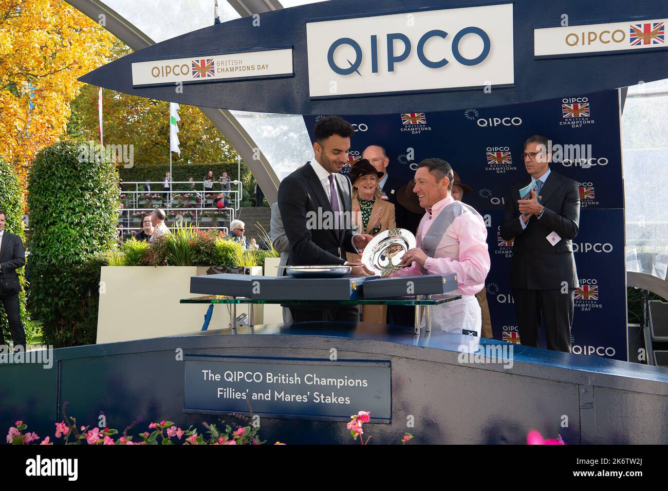 Ascot, Berkshire, Regno Unito. 15th ottobre 2022. Il cavallo Emily Upjohn guidato dal jockey Frankie Dettori vince il QIPCO British Champions Filles e Mares Stakes (Classe 1) (Gruppo 1) (British Champions Series). Proprietario Lord Andrew Lloyd Webber. L'allenatore John e Thany Gosden, Newmarket. Allevatore Lordship Stud e Sunderland Holding INC2. Credit: Maureen McLean/Alamy Live News Foto Stock