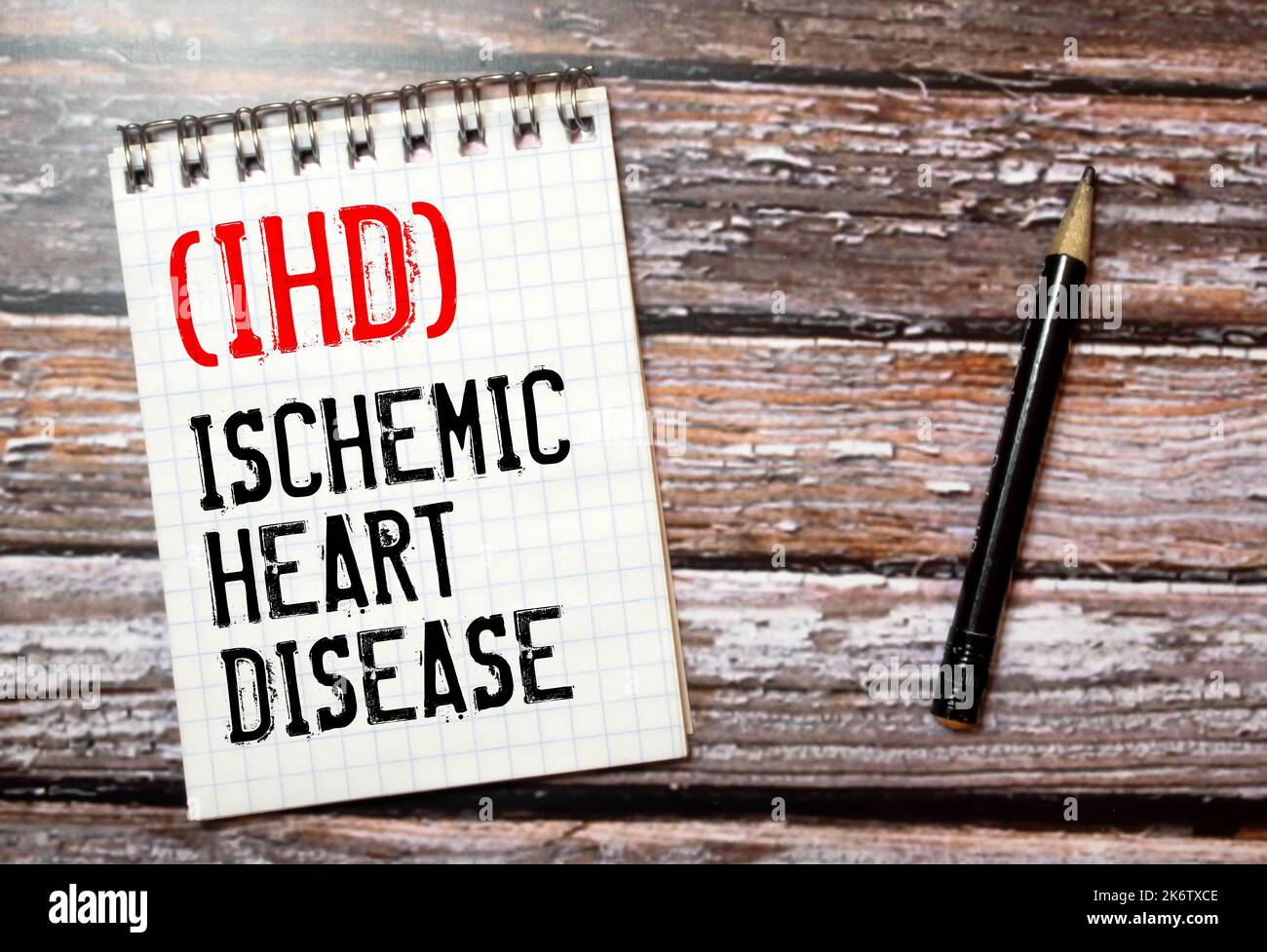Cardiopatia ischemica scritta su notebook con stetoscopio, siringa e pillole Foto Stock Cardiopatia ischemica scritta su notebook con stetoscopio, siringa e pillole Foto Stock