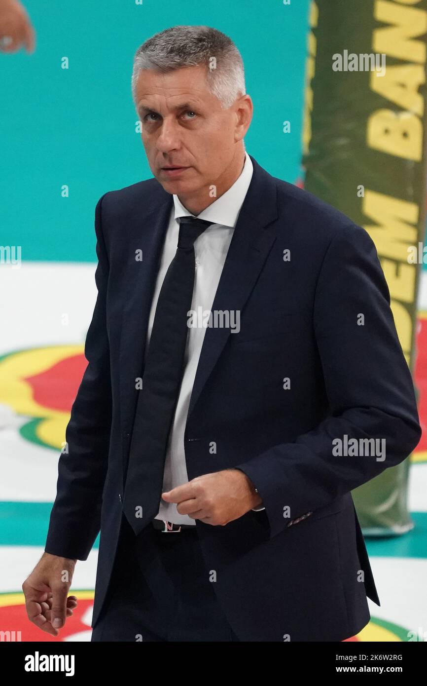 Perugia, Italia. 15th Ott 2022. Stoytchev radostin (1Â° coach withu verona) durante Sir Safety Susa Perugia vs WithU Verona, Pallavolo Serie a Campionato Men Superleague a Perugia, Italia, Ottobre 15 2022 Credit: Independent Photo Agency/Alamy Live News Foto Stock