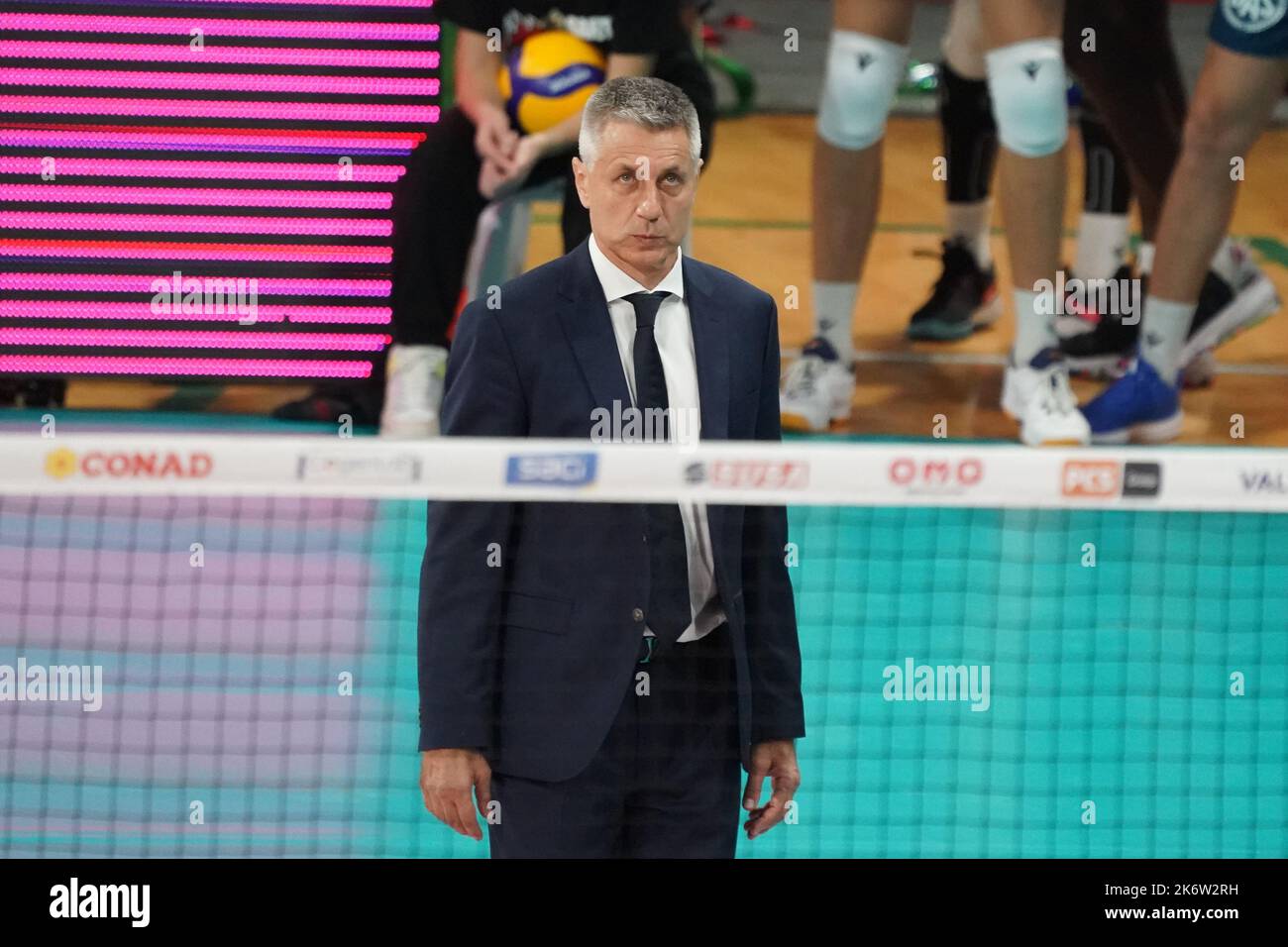 Perugia, Italia. 15th Ott 2022. Stoytchev radostin (1Â° coach withu verona) durante Sir Safety Susa Perugia vs WithU Verona, Pallavolo Serie a Campionato Men Superleague a Perugia, Italia, Ottobre 15 2022 Credit: Independent Photo Agency/Alamy Live News Foto Stock