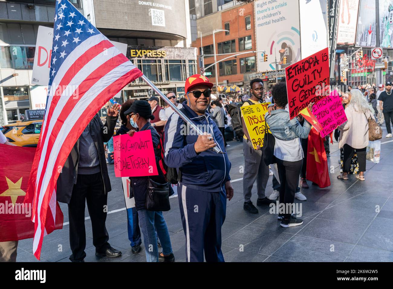 Gli attivisti hanno organizzato rally contro la guerra dell'Etiopia a Tigray in Times Square il 15 ottobre 2022 Foto Stock