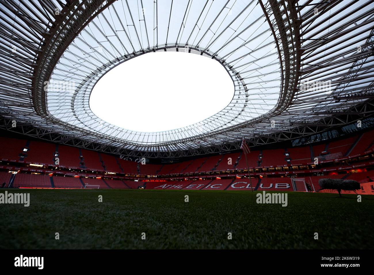 BILBAO, SPAGNA - 15 OTTOBRE: Vista generale di San Mames prima della partita la Liga Santander tra Athletic Club e Atletico de Madrid il 15 ottobre 2022 a San Mames a Bilbao, Spagna. Credit: Ricardo Larreina/AFLO/Alamy Live News Foto Stock