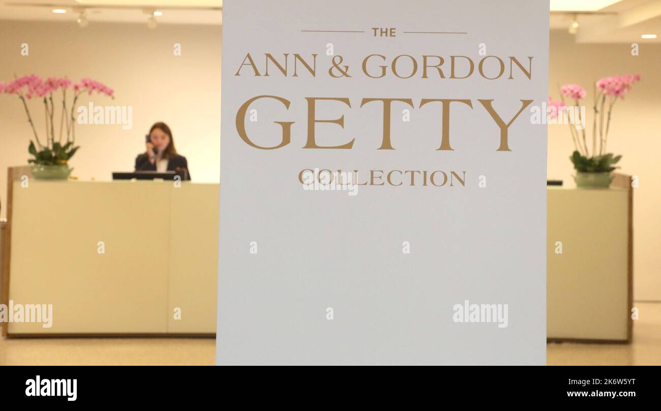 14 ottobre 2022, New York City, New York, USA: Una visione del cartello della collezione Ann e Gordon Getty per la prossima asta a Christie's New York. L'arredamento, gli oggetti e l'arte provengono dalla residenza di San Francisco Getty.la vendita è prevista per fare più di $180 milioni di dollari, i proventi andranno a beneficio della Fondazione Ann e Gordon Getty per le arti (Credit Image: © Nancy Kaszerman/ZUMA Press Wire) Foto Stock