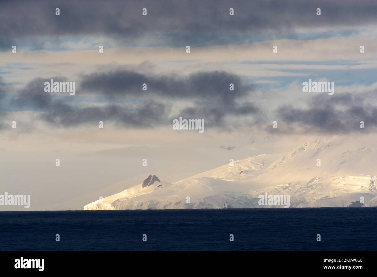 Lato nord dell'isola di anvers coperta di neve. Baia di Dallmann. Arcipelago Palmer. penisola antartica. antartide Foto Stock