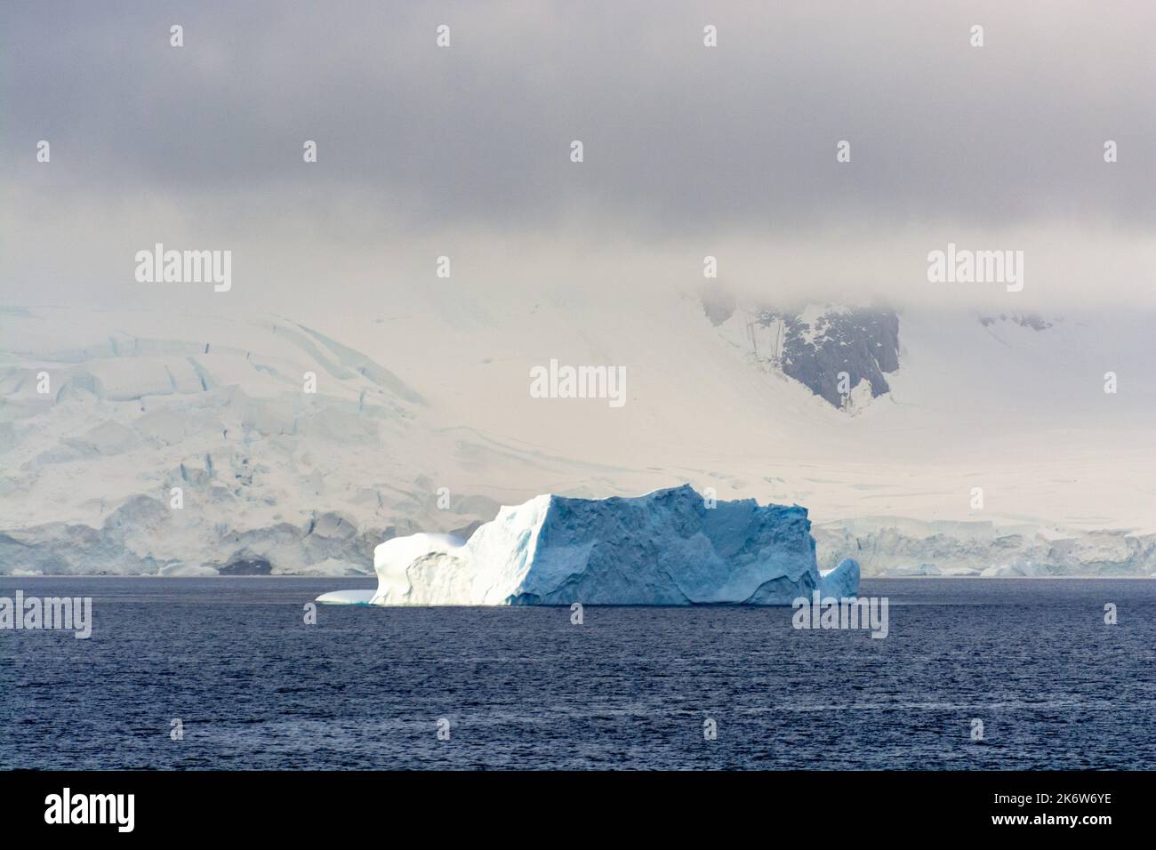 Iceberg vicino all'isola di Brabant. Baia di Dallmann. Arcipelago Palmer. penisola antartica. antartide Foto Stock