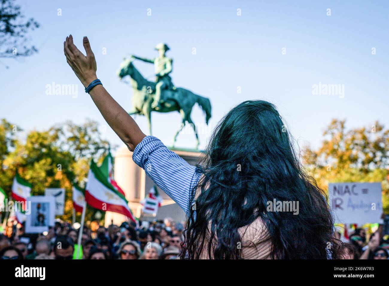 Washington, Stati Uniti. 15th Ott 2022. Un oratore solleva il braccio denunciando il regime iraniano. La comunità iraniana di Washington, DC, si è riunita a Stanton Park come parte di una più ampia serie di recenti proteste in tutto il mondo dopo l'uccisione di Mahsa Amini. Le proteste sono incentrate sulla lotta per l'uguaglianza delle donne in Iran dopo la morte di Amini in un ospedale di Teheran a seguito del suo arresto per non aver portato il suo hijab. (Foto di Jordan Tovin/SOPA Images/Sipa USA) Credit: Sipa USA/Alamy Live News Foto Stock