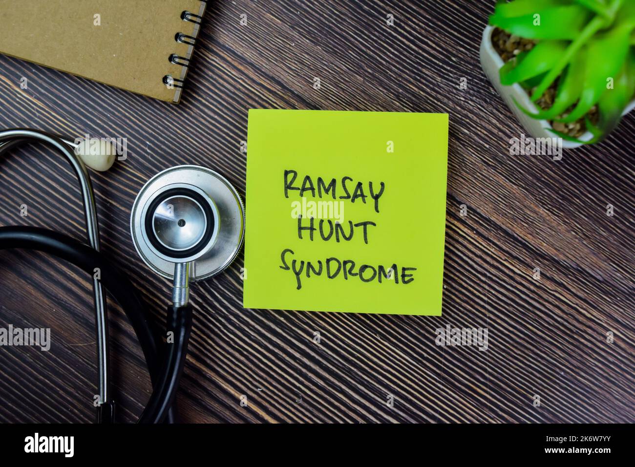 Concetto di sindrome di Ramsay Hunt scrivere su note appiccicose con stetoscopio isolato su tavola di legno. Foto Stock