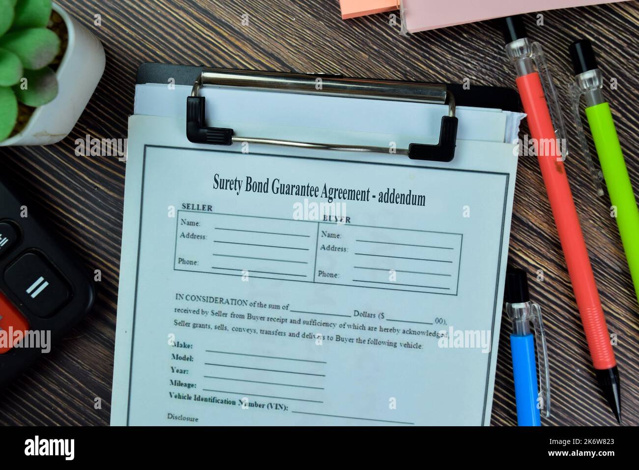 Concetto di SBA modulo 991 - accordo di garanzia delle obbligazioni di garanzia - Addendum scrivere su documenti isolati su tavola di legno. Foto Stock