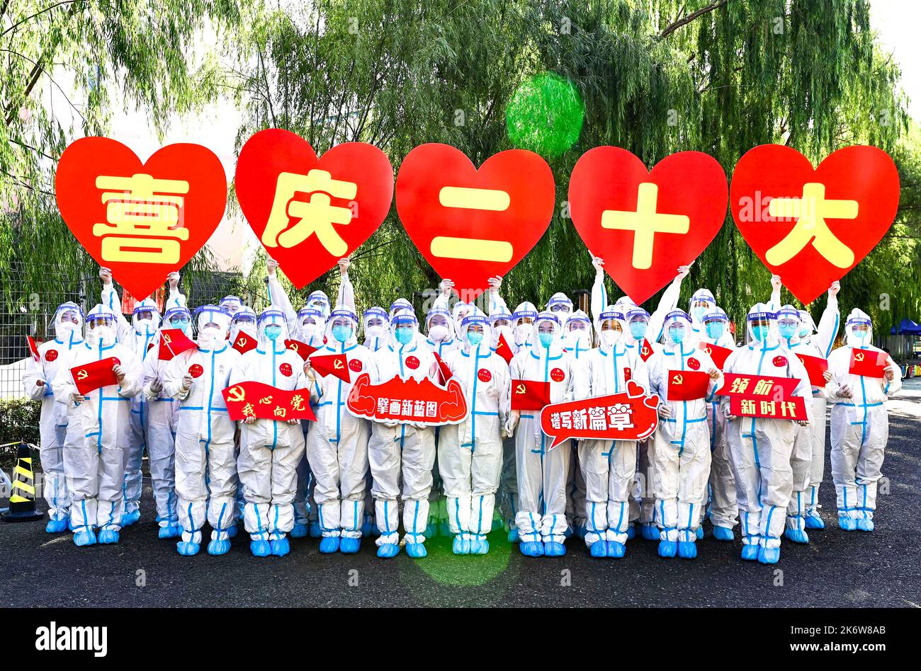 HOHHOT, CINA - 16 OTTOBRE 2022 - i volontari del Partito della Comunità e il personale medico scattano una foto di gruppo creativa di 'Benvenuti al 20th Congresso di Foto Stock