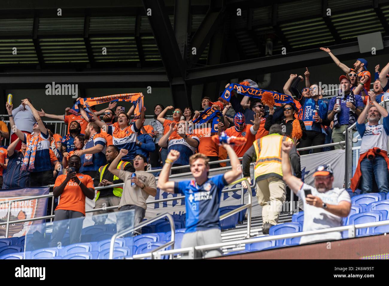 I fan del FC Cincinnati festeggiano durante il primo round di playoff della Audi 2022 MLS Cup contro i Red Bulls alla Red Bull Arena il 15 ottobre 2022 Foto Stock