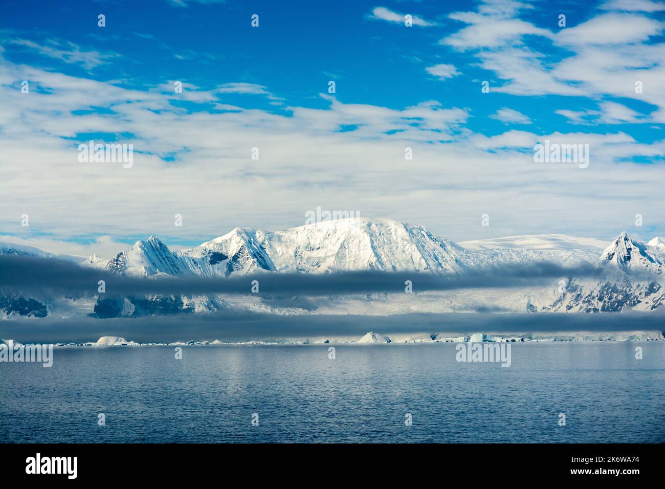 bande di bassa nuvola di fronte alle montagne innevate dello stretto di gerlach. penisola antartica. antartide Foto Stock