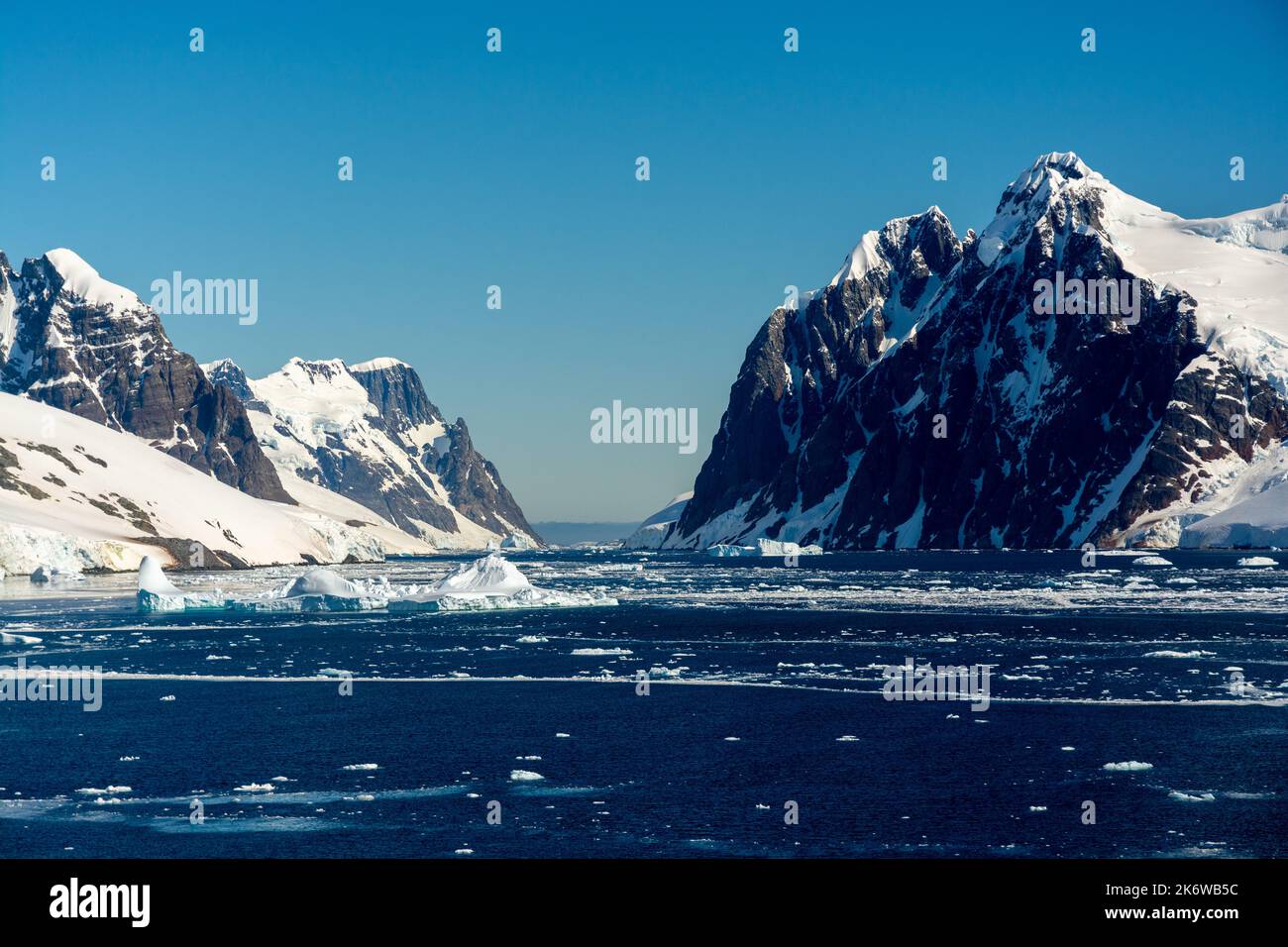 approccio settentrionale delle acque ghiacciate al canale lemaire (kodak gap, kodak alley) con stand island sulla destra e humphries peaks sulla sinistra. archipelag wilhelm Foto Stock