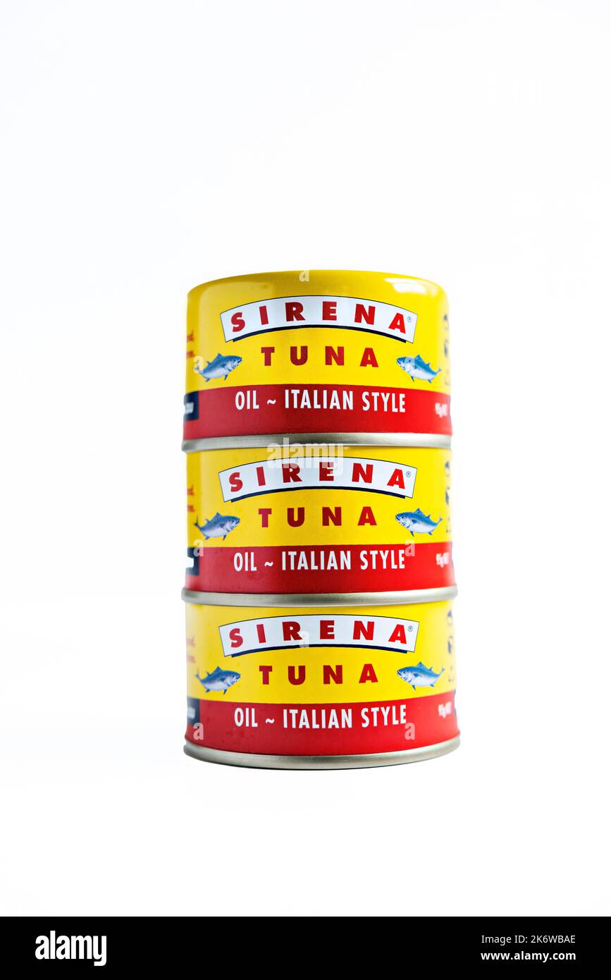 Cibo / tre barattoli impilati di marca Sirena, tonno alla italiana in olio d'oliva. Foto Stock