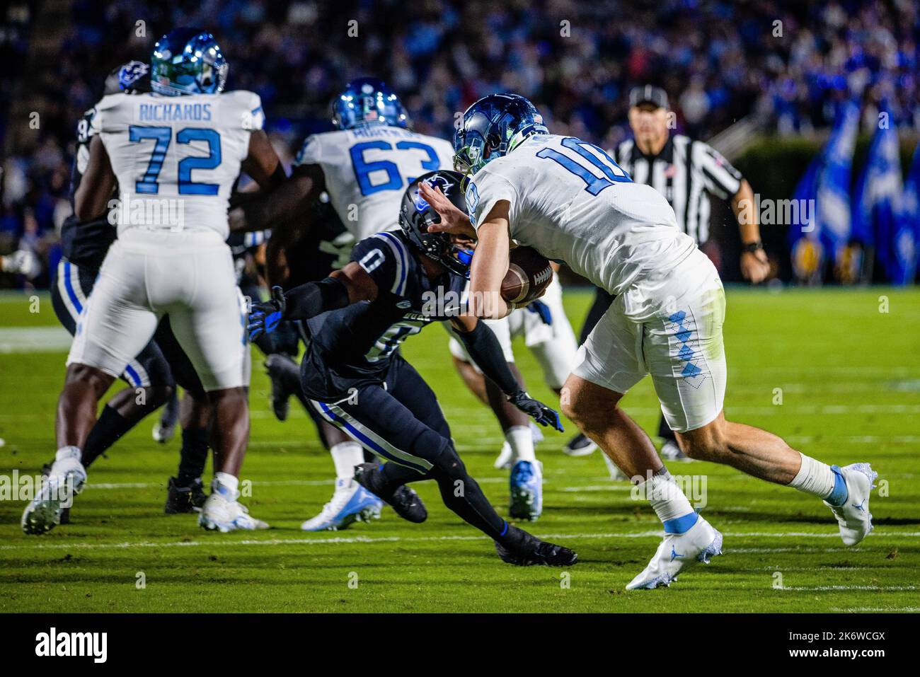 Durham, North Carolina, Stati Uniti. 15th Ott 2022. Drake Maye (10) evade il Duke Blue Devils nella parte posteriore difensiva di Chandler Rivers (0) durante il secondo trimestre del matchup di calcio NCAA al Wallace Wade Stadium di Durham, North Carolina. (Scott Kinser/CSM). Credit: csm/Alamy Live News Foto Stock