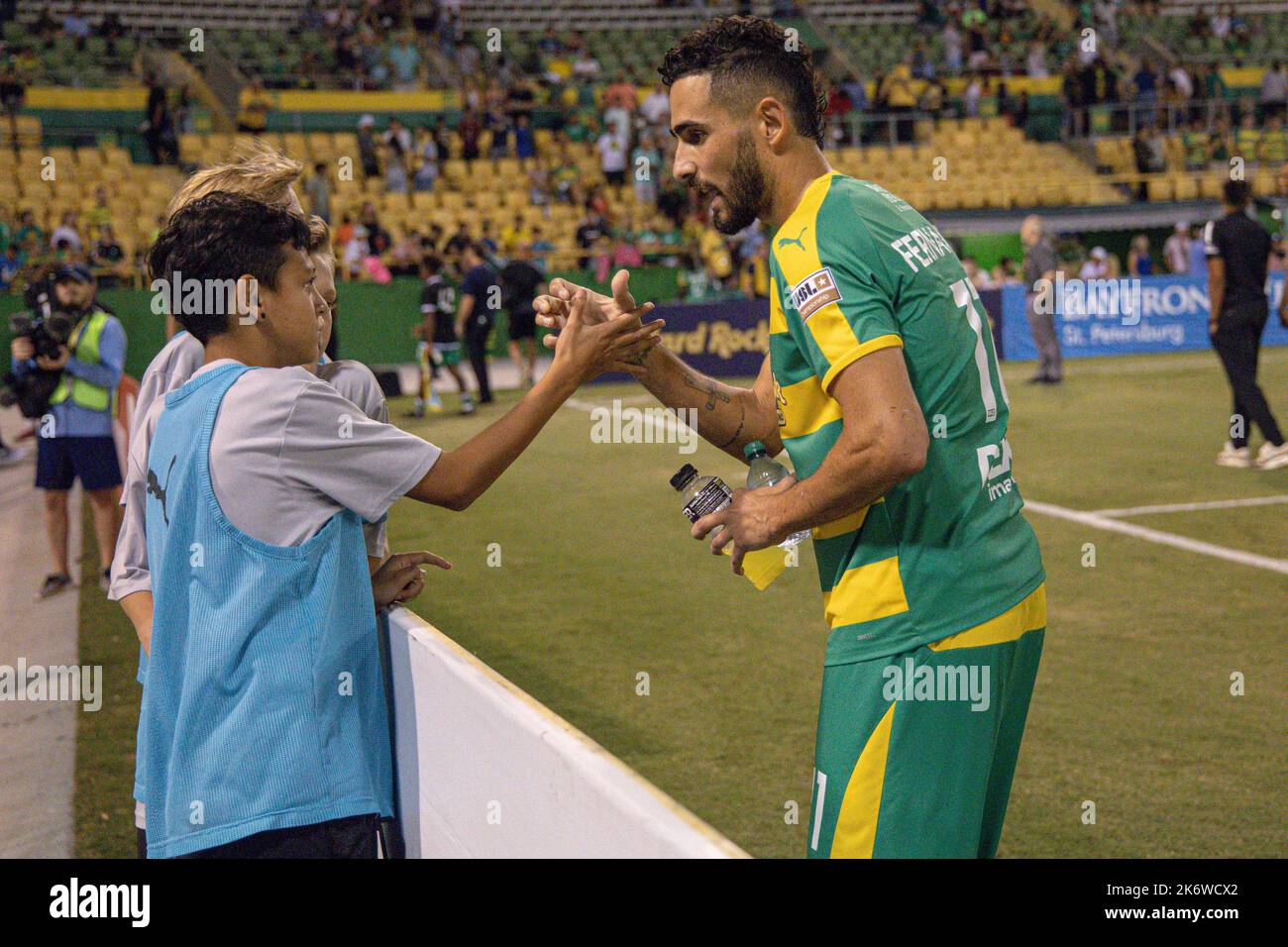 St Petersburg, FL: Il centrocampista di Tampa Bay Rowdies Leo Fernandes (11) ottiene una stretta di mano da uno dei ragazzi della palla dopo una partita di calcio USL contro il nuovo Foto Stock