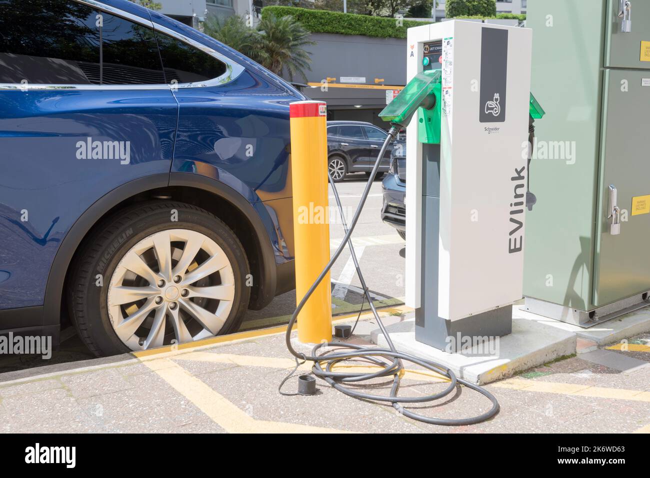 Un veicolo elettrico (EV) viene ricaricato in un parcheggio a Sydney, Australia, a Chatswood, New South Wales. Ricarica dell'auto EV Foto Stock