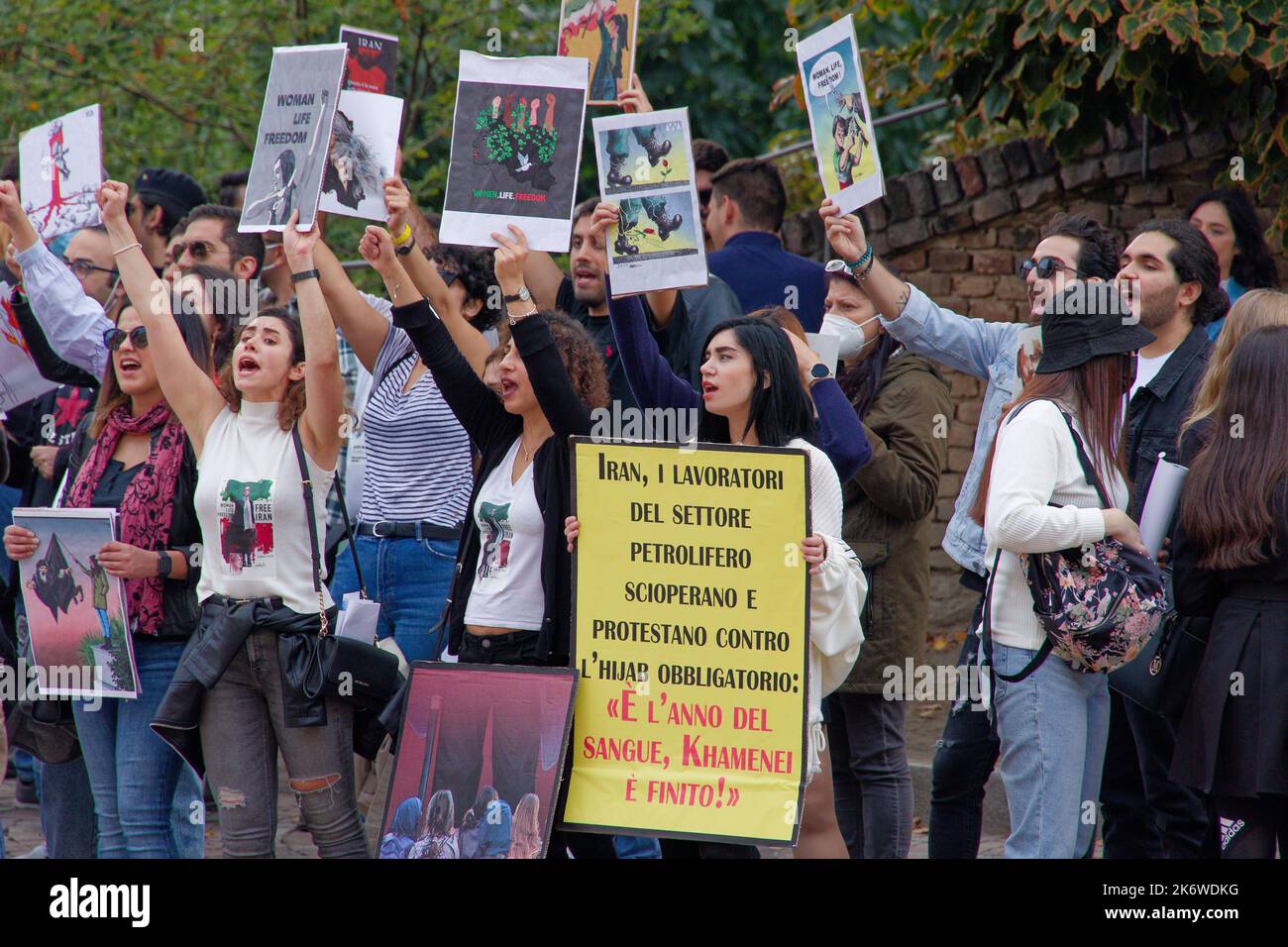 Torino, Italia. 15th Ott 2022. La comunità iraniana protesta contro la detenzione e l'assassinio di prigionieri politici da parte delle autorità iraniane. Credit: MLBARIONA/Alamy Live News Foto Stock