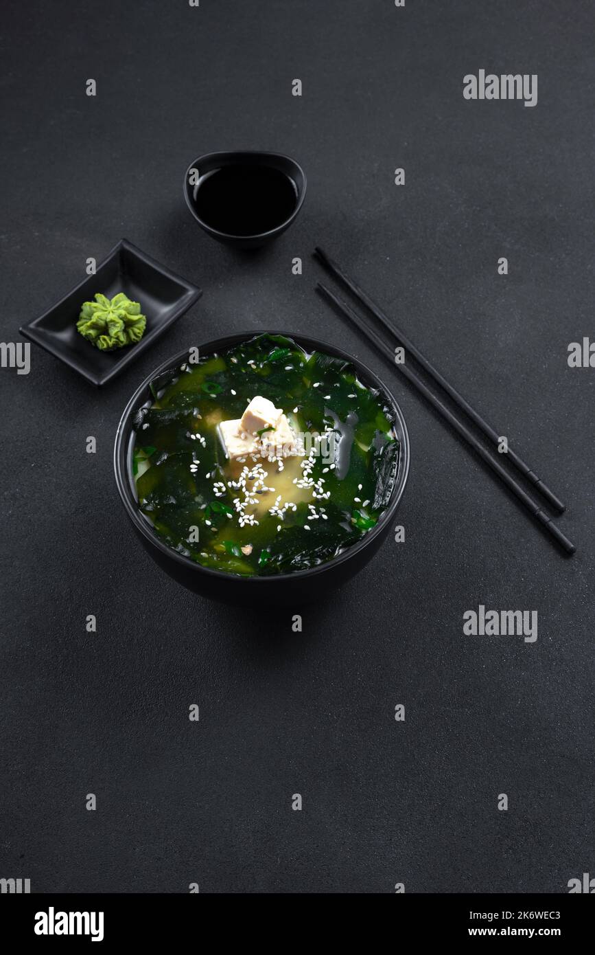 Zuppa di Muso. Cibo asiatico su sfondo scuro. Formato immagine verticale per smartphone per storis Foto Stock