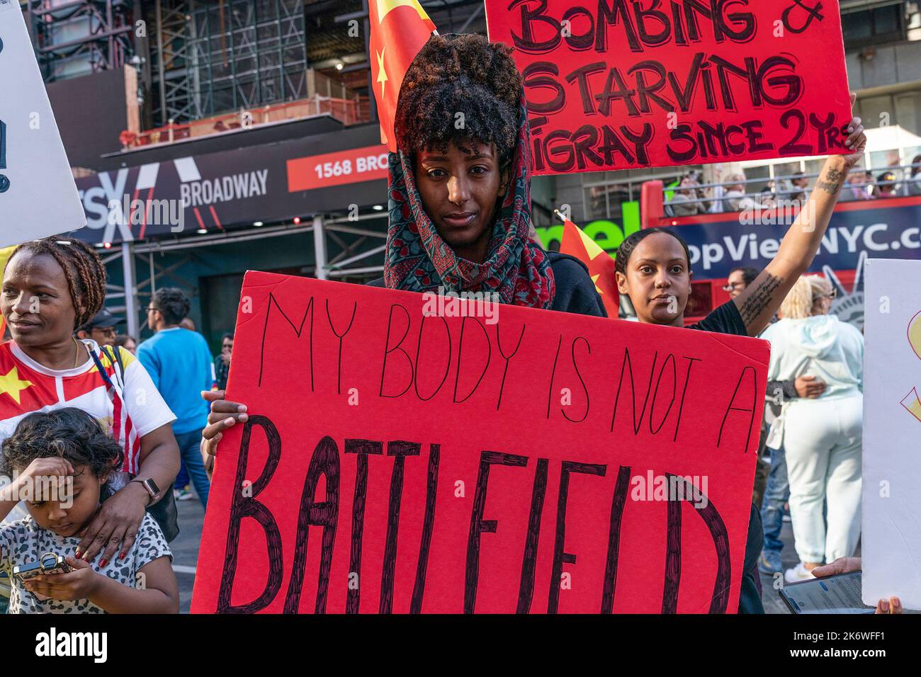 New York, New York, Stati Uniti. 15th Ott 2022. Gli attivisti hanno organizzato un rally contro la guerra in Etiopia a Tigray su Times Square (Credit Image: © fotografo Lev Radin/Pacific Press via ZUMA Press Wire) Credit: ZUMA Press, Inc./Alamy Live News Foto Stock