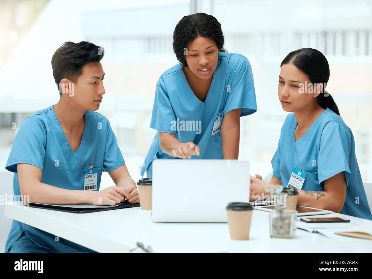 Che cosa pensate potrebbe essere. un gruppo di giovani medici in un incontro in ospedale. Foto Stock