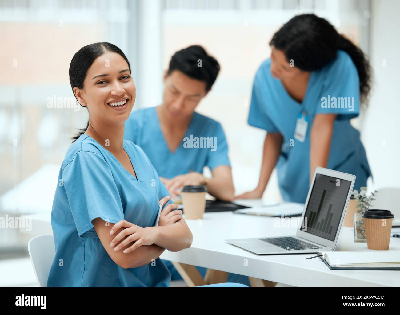 Theres ricerca sempre per fare. una giovane dottoressa che usa un computer portatile mentre lavora in ospedale. Foto Stock