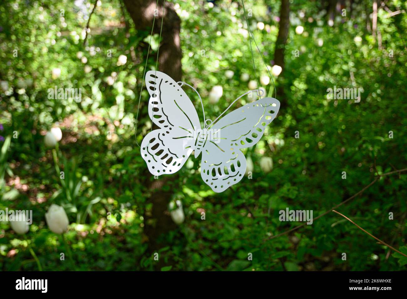Le farfalle in metallo decorano un giardino privato italiano. Foto Stock