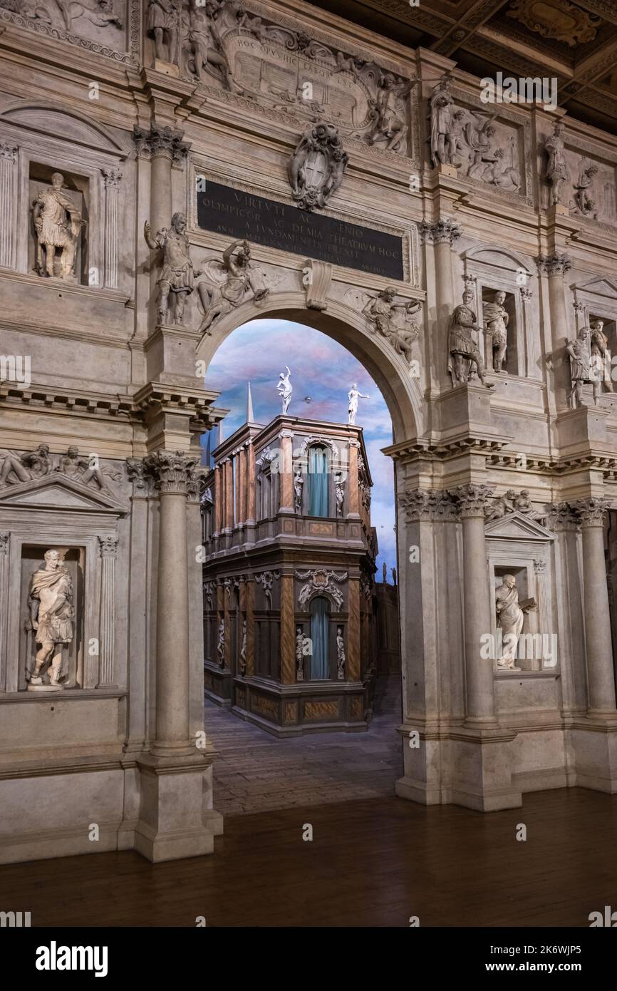 Vicenza, Italia - Agosto 13 2022: Teatro Olimpico o Teatro Olimpico interno di Andrea Palladio con froni di stile romano Scaenae retro schermo sulla Stag Foto Stock