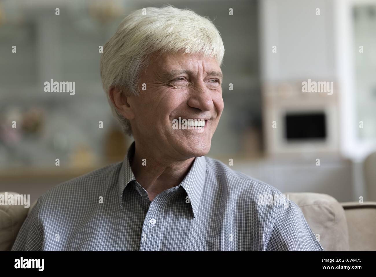 Headshot ritratto ottimista sano pensionato uomo anziano sorriso guarda da parte Foto Stock