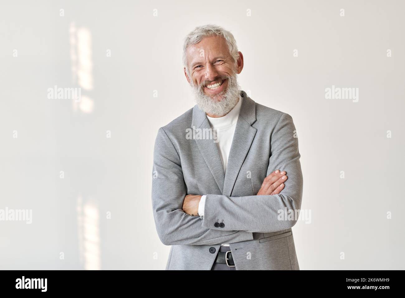 Felice ridendo vecchio uomo d'affari anziano isolato su bianco, ritratto. Foto Stock