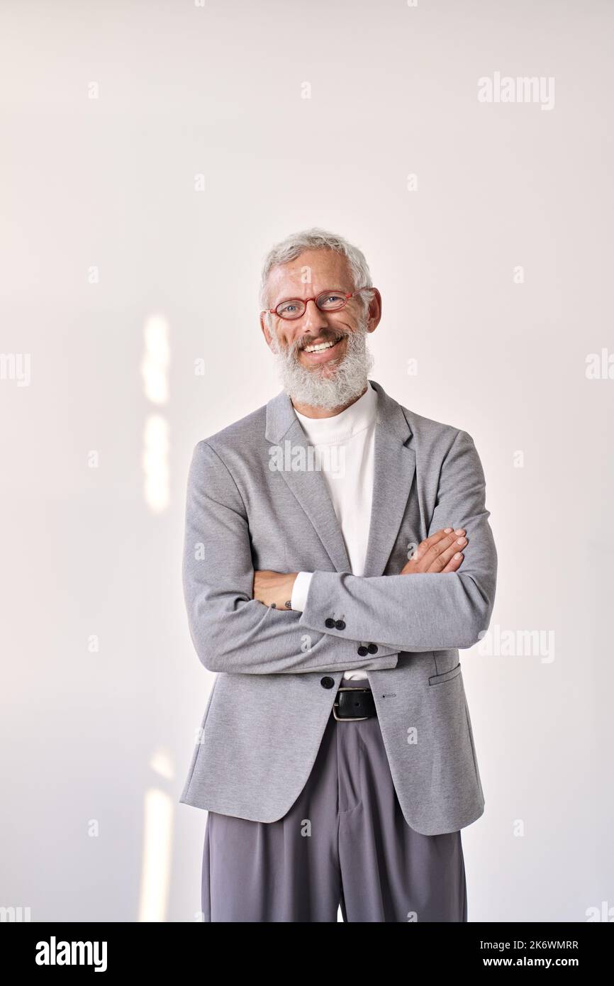 Uomo d'affari anziano sorridente isolato su ritratto verticale bianco. Foto Stock