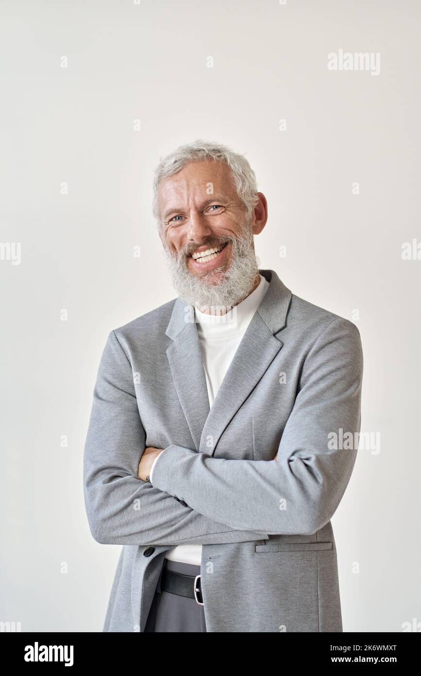 Uomo d'affari anziano sorridente isolato su bianco, verticale. Foto Stock