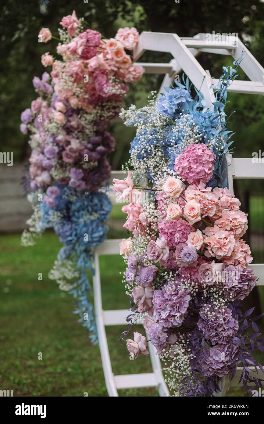 Cerimonia nuziale con fiori freschi. Arco cerimonia nuziale con fiori in stile rustico Foto Stock