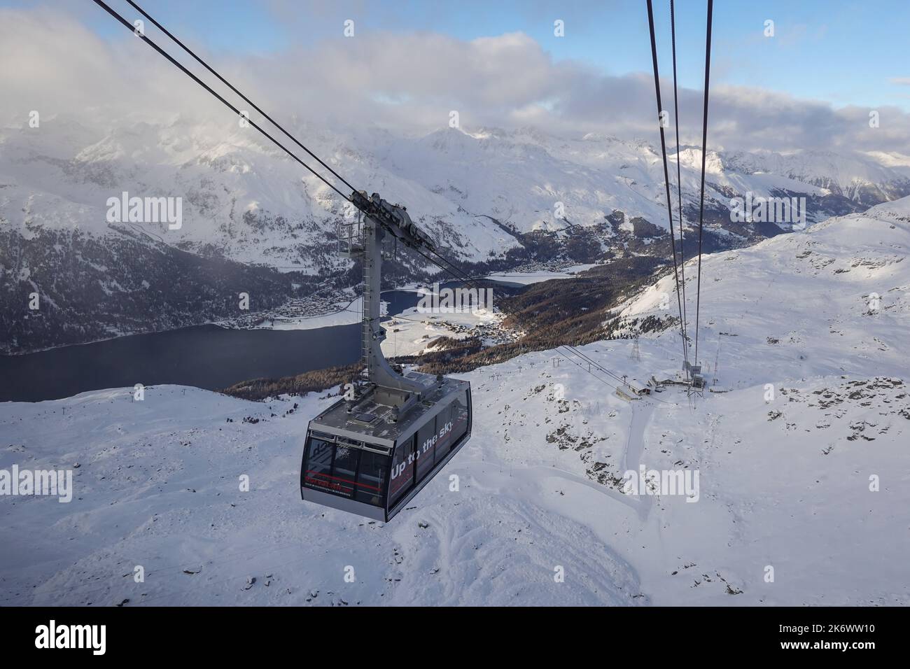 Corvatsch, Svizzera - Dicembre 05 2021: Funivia di Corvatsch che sale alla stazione di Bergstation alle 3303m:00 nelle alpi svizzere nel Cantone di Graubunden overloo Foto Stock