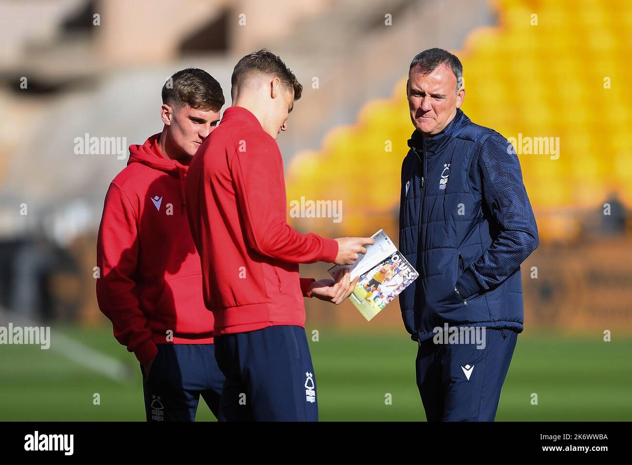 Ryan Yates of Nottingham Forest Reading il programma della partita con Billy Fewester of Nottingham Forest (a sinistra) e Jamie Robinson, allenatore della prima squadra della Nottingham Forest (a destra) durante la partita della Premier League tra Wolverhampton Wanderers e Nottingham Forest a Molineux, Wolverhampton, sabato 15th ottobre 2022. (Credit: Jon Hobley | NOTIZIE MI) Credit: NOTIZIE MI & Sport /Alamy Live News Foto Stock