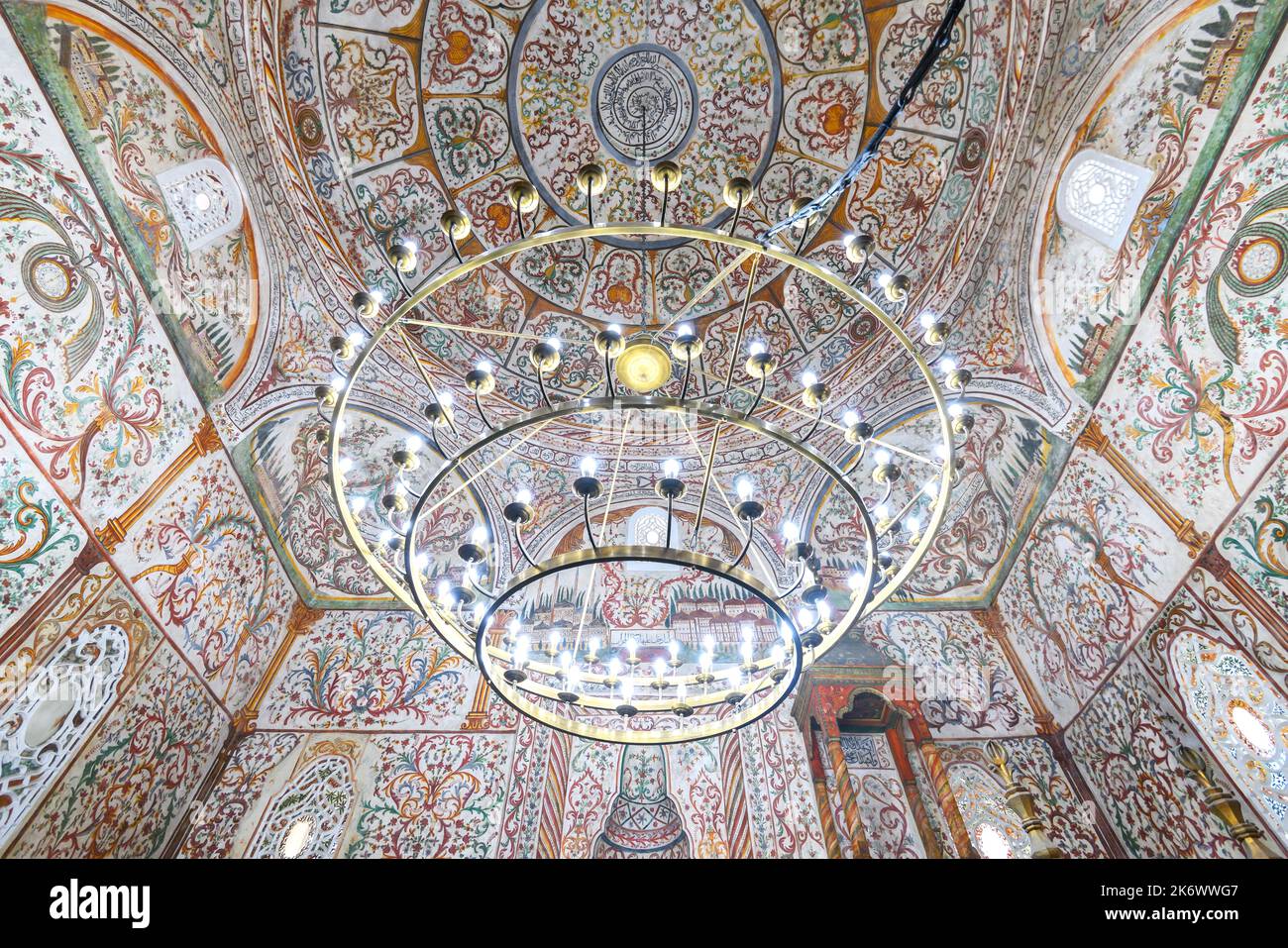 Interno della Moschea Hajji et'Hem Bey a Tirana, Albania. La Moschea di Ethem Bey all'interno di lampadari e pareti e decorazioni a soffitto con affreschi. Foto Stock